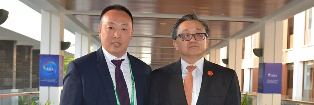 暴操美女小骚逼联合国副秘书长刘振民和赵章栓会长在博鳌亚洲论坛亲切交"